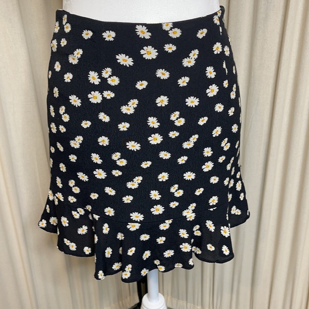 EUC- FOREVER 21 FLORAL DAISY MINI WAIST SKIRT SIZE SMALL